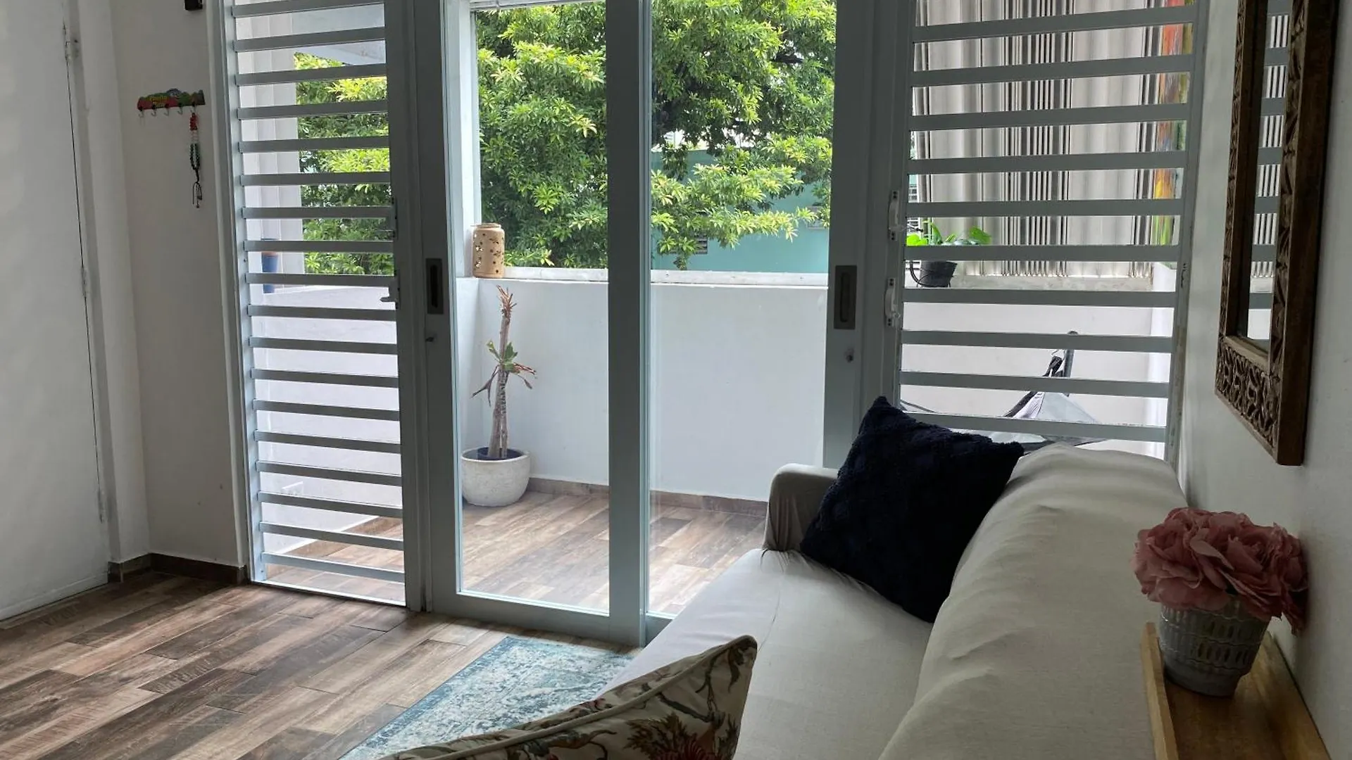 הקונטקטים של Castillo Del Parque Stylish 2Bed Calle Loiza Apartment